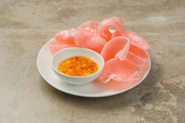 Креветочные чипсы с соусом