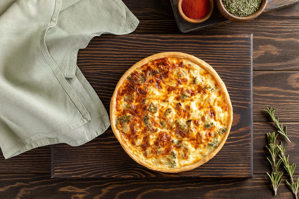 КИШ С КРАСНОЙ РЫБОЙ И БРОККОЛИ