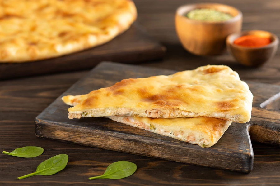 ОСЕТИНСКИЙ ПИРОГ С КРАСНОЙ РЫБОЙ И СЫРОМ