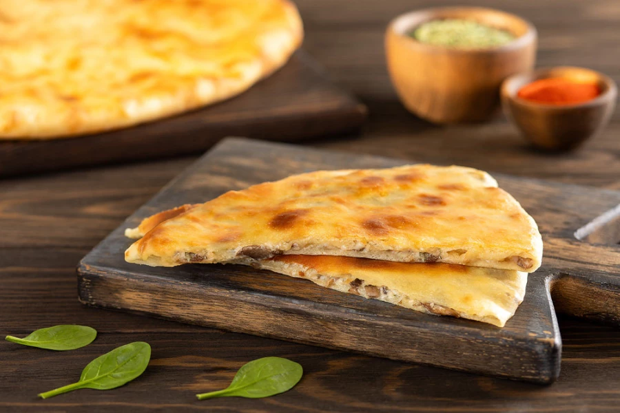 ОСЕТИНСКИЙ ПИРОГ С КУРИЦЕЙ, СЫРОМ И ШАМПИНЬОНАМИ