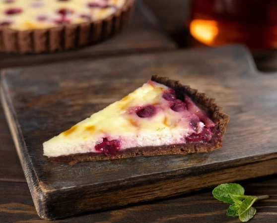 СМЕТАННИК ШОКОЛАДНЫЙ С ВИШНЕЙ