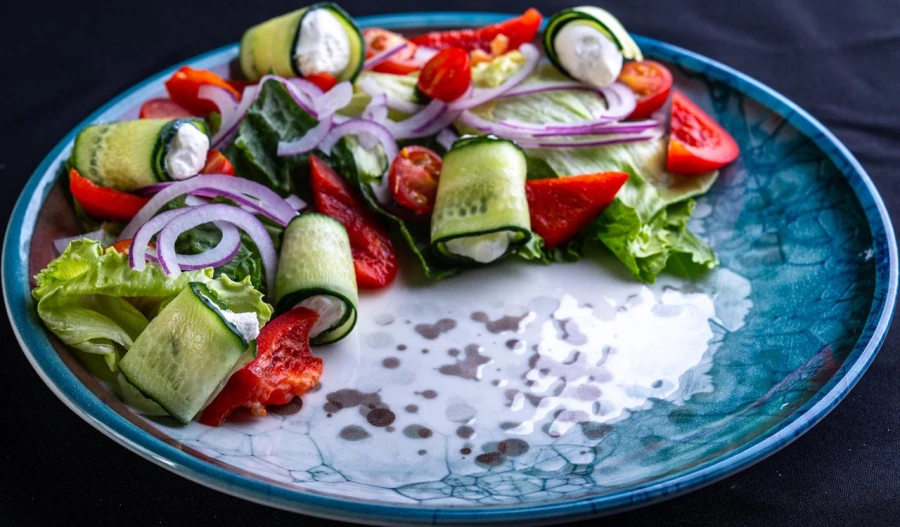 Азиатский овощной салат с мягким сыром