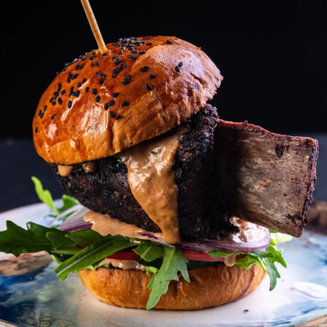 Бургер с томлёным говяжьим ребром и азиатским барбекю