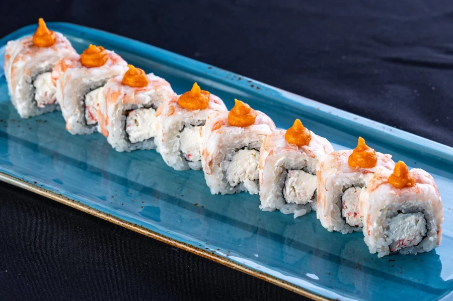 Ролл Филадельфия с креветкой с соусом биск 