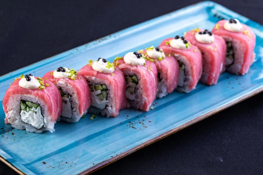 Филадельфия с подкопченным тунцом и вителло тоннато 