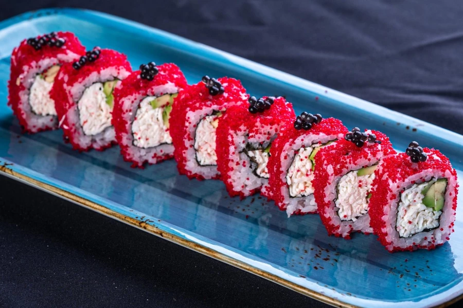 Калифорния с снежным крабом и авокадо