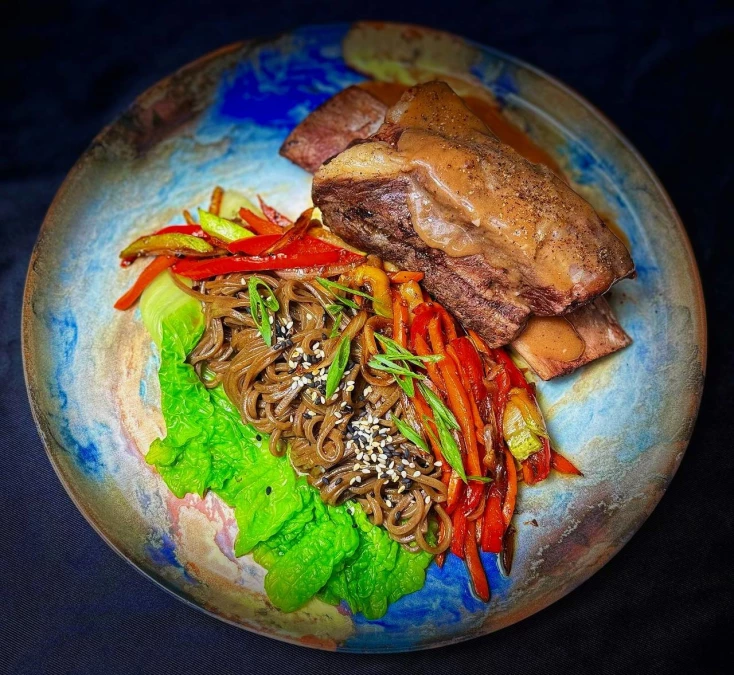 Гречневая лапша соба с томленным говяжьим ребром