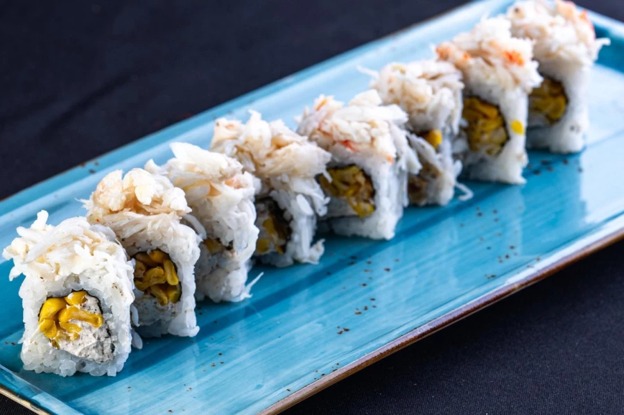 Ролл с камчатским крабом и кукурузой на гриле