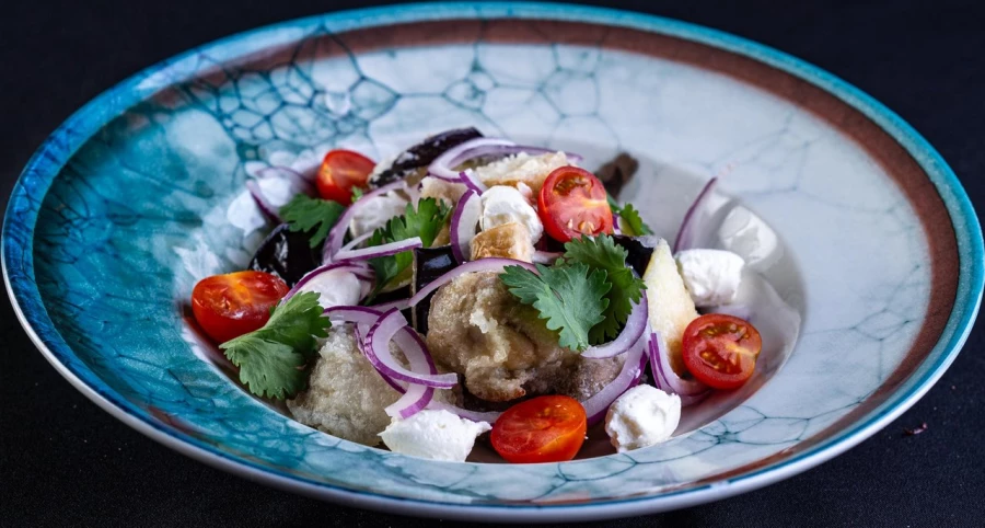 Салат с хрустящими баклажанами и шампиньонами