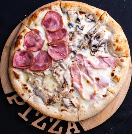 Пицца "ассорти на сливочном соусе"