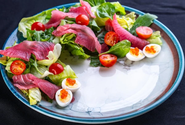 Авторский салат с подкопченным тунцом