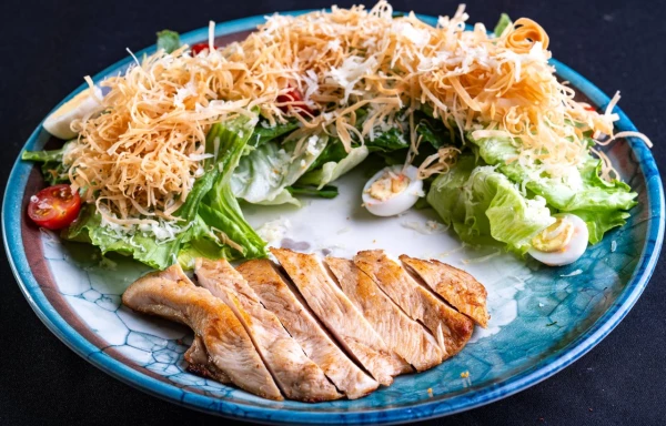 Азиатский цезарь с курицей и чипсами харумаки