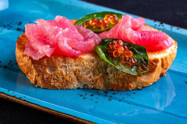 Бриош с подкопченным тунцом и трюфельным соусом