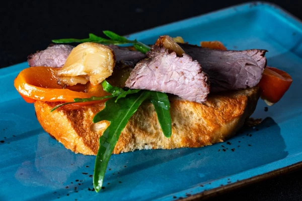 Бриошь с томленой говядиной на гриле