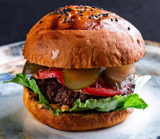 Бургер с котлетой из мраморной говядины