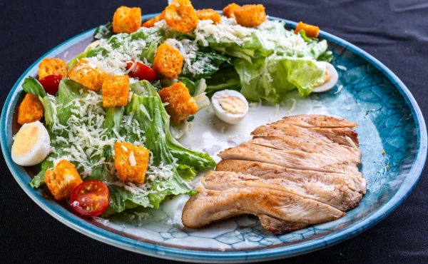 Салат Цезарь с курицей