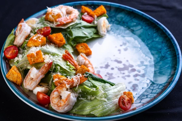 Салат цезарь с тигровой креветкой