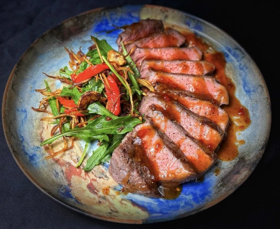 Японский стейк из говядины с хрустящим салатом