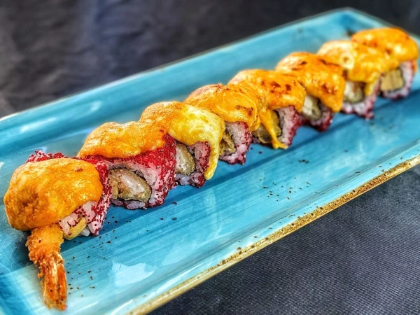 Запеченная калифорния с креветкой темпура