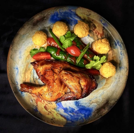 Корнишон Кацу с хрустящим пюре из пармезана с трюфельным соусом