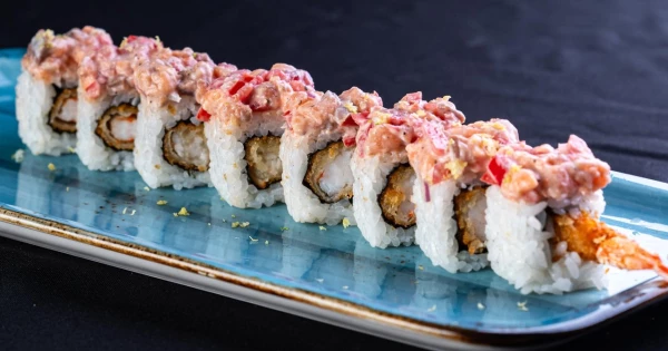 Ролл Креветка темпура с азиатским тартаром из лосося