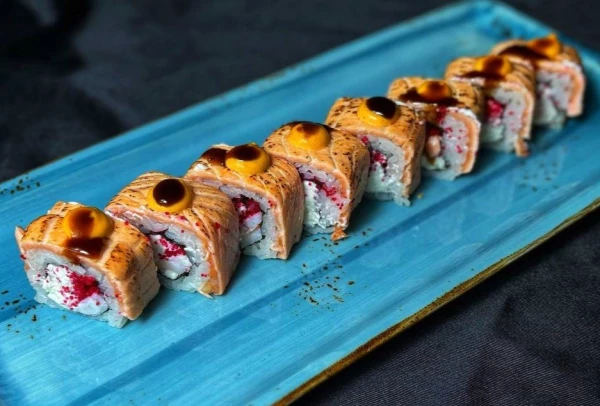 Опаленный лосось с креветкой и икрой тобико