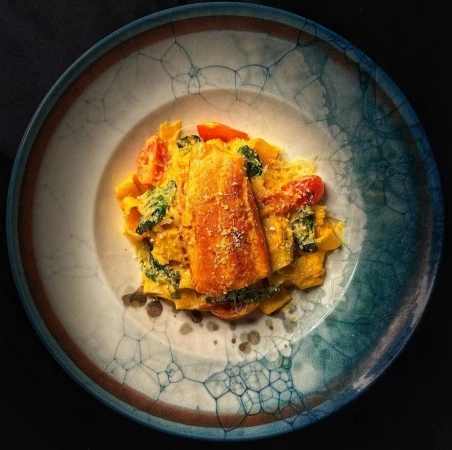 Фетучини с лососем терияки и соусом биск