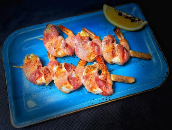 Тигровые креветки в беконе