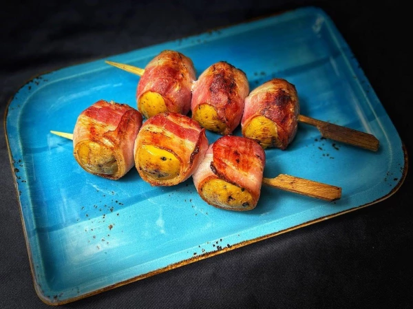 Бэйби картофель в беконе