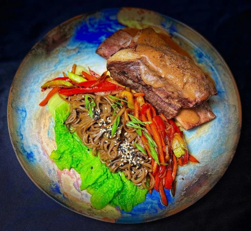 Гречневая лапша соба с томленным говяжьим ребром