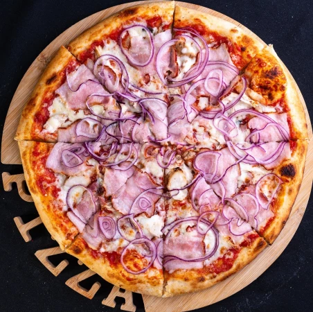 Пицца с беконом и розовым луком