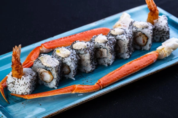 Ролл с фалангами краба и креветкой темпура