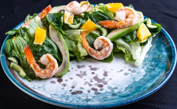 Салат из шпината и тигровой креветкой