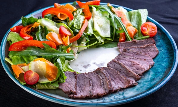 Салат с томленной говядиной