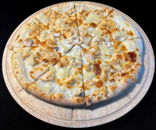 Пицца с курицей и ананасами
