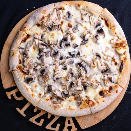 Пицца с куриным филе барбекю и шампиньонами на сырно-сливочном соусе