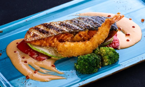 Стейк лосося на гриле с креветкой темпура и тайским соусом биск