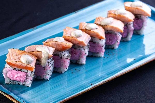 Татаки с лососем и трюфельным соусом