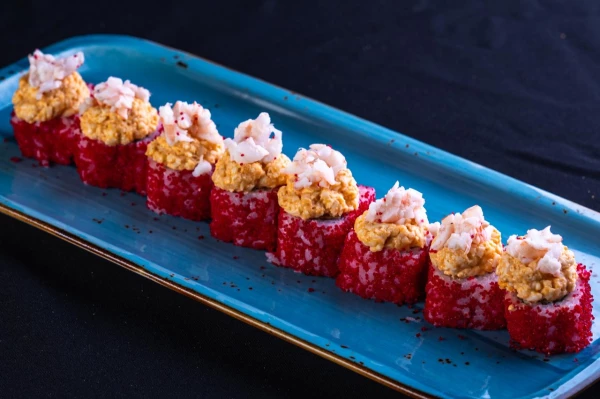 Тигровая креветка и крем из моцареллы спайси соус