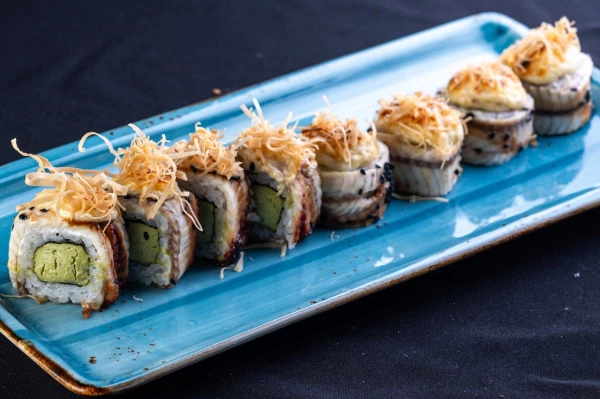 Запеченная филадельфия с угрем и чипсами харумаки