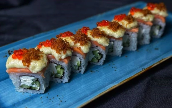 Запеченная филадельфия с нитями из лосося