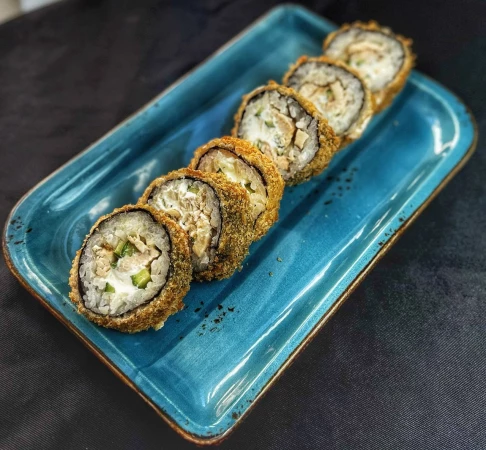 Жаренный ролл с куриным филе барбекю