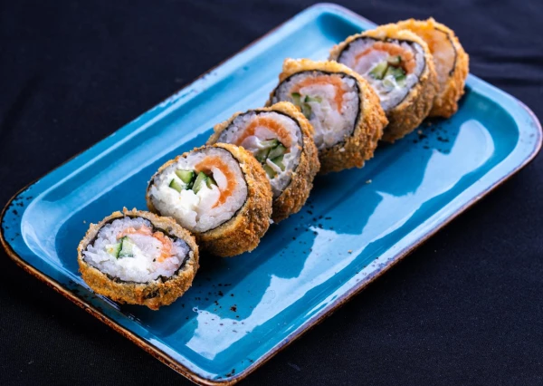 Жареный ролл с лососем и тигровой креветкой