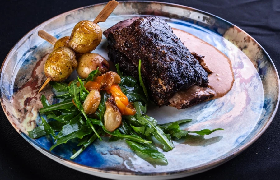 Томленое говяжье ребро с азиатским барбекю