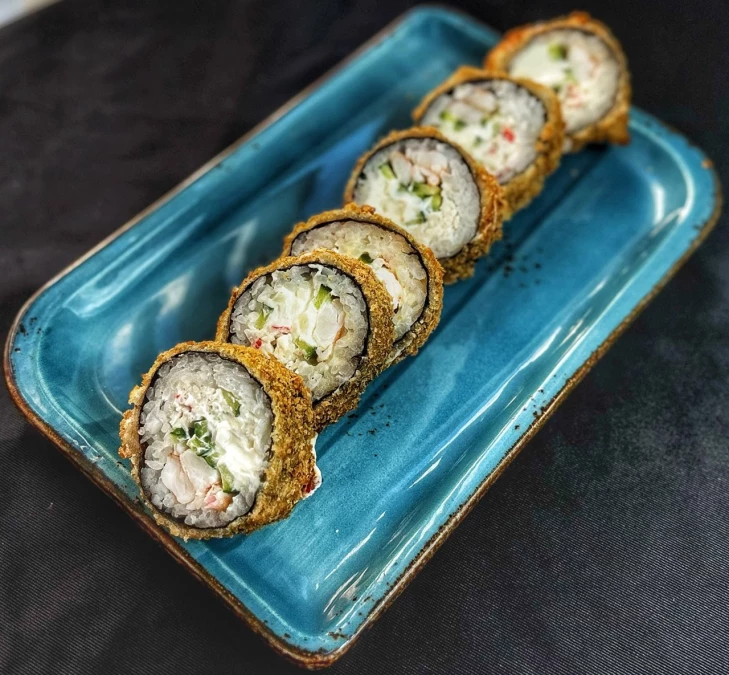 Жаренный ролл с тигровой креветкой и снежным крабом