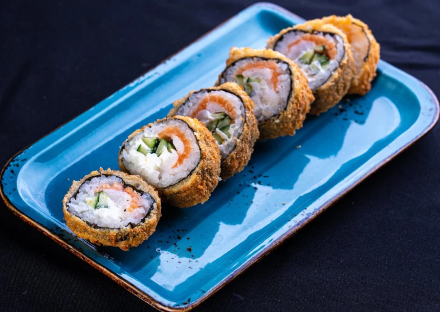 Жареный ролл с лососем и тигровой креветкой