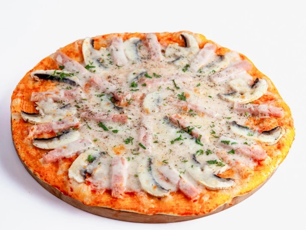Пицца с индейкой и грибами.