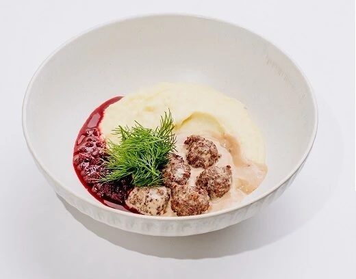 Митболы в брусничном соусе с пюре