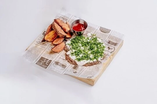 Плескавица с картофелем айдахо