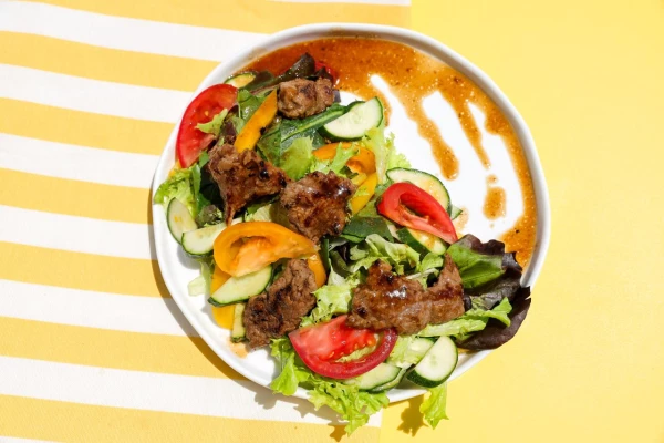 Салат с мясом мраморного бычка, крымскими овощами и пряным соусом